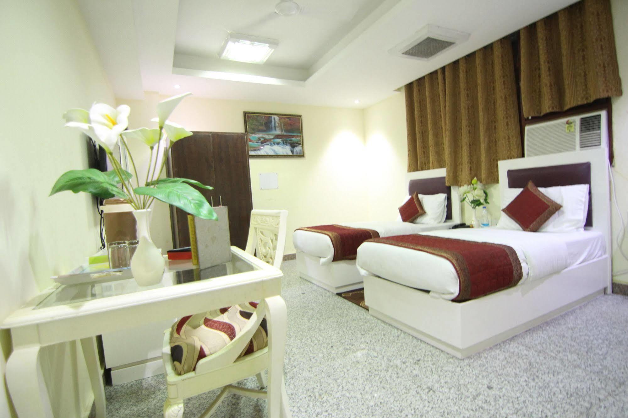 Hotel Castle Blue New Delhi Near Igi Airport Eksteriør bilde
