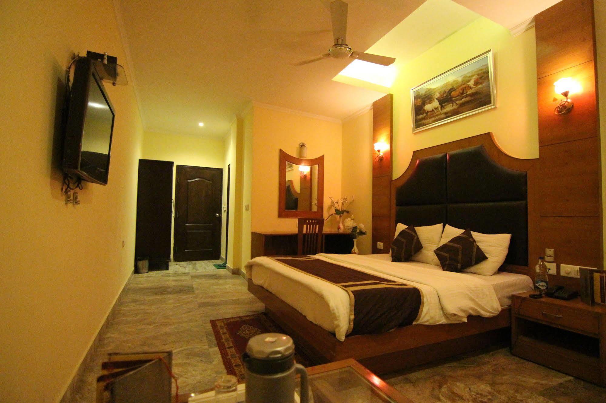 Hotel Castle Blue New Delhi Near Igi Airport Eksteriør bilde